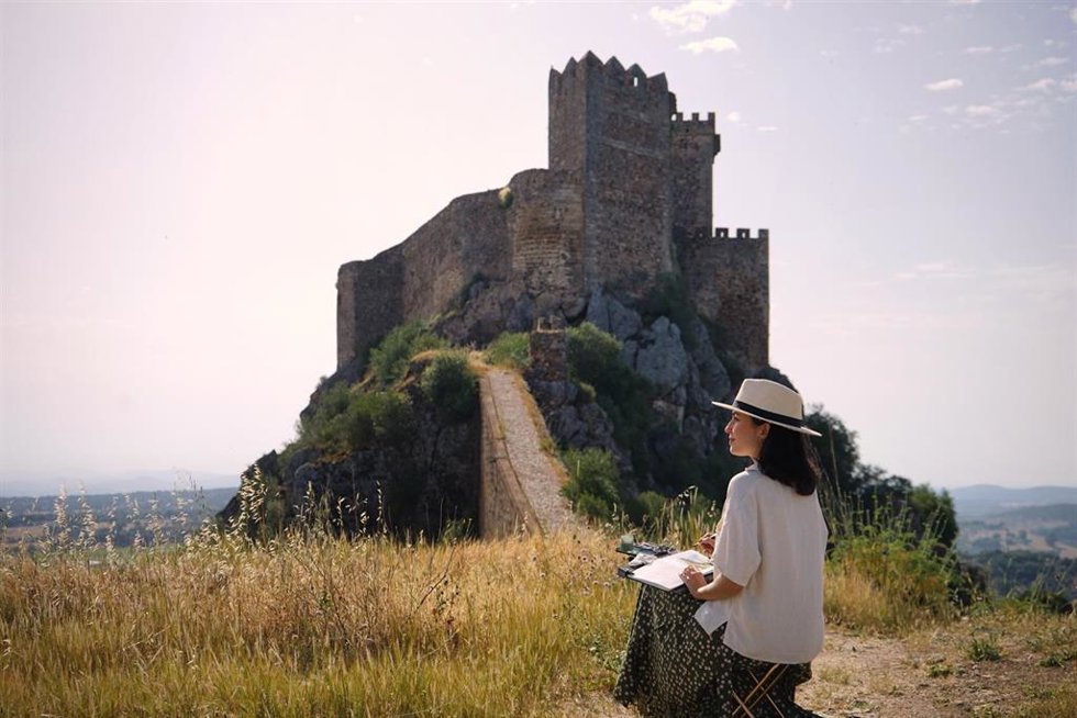 Imagen de la ilustradora Alicia Aradilla en el Castillo de Alburquerque.