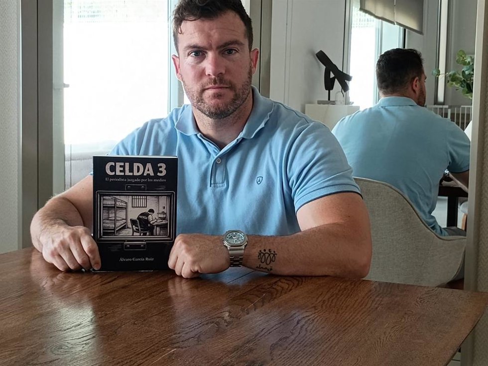 Álvaro García Ruiz con su libro 'Celda 3: el periodista juzgado por los medios'.