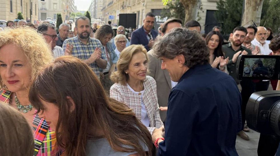 El secretario general del PSE-EE, Eneko Andueza, con la viuda de Fernando Buesa, Natividad Rodríguez, en el acto conmemorativo del 80 aniversario del nacimiento del dirigente socialista asesinado por ETA, en Vitoria-Gasteiz