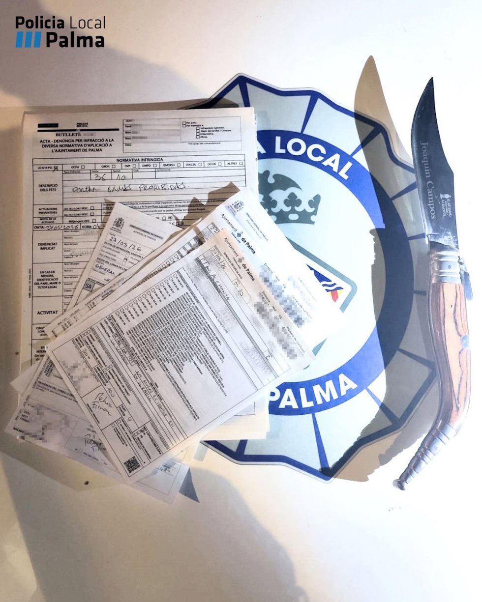 Navaja intervenida a uno de los pasajeros del vehículo.