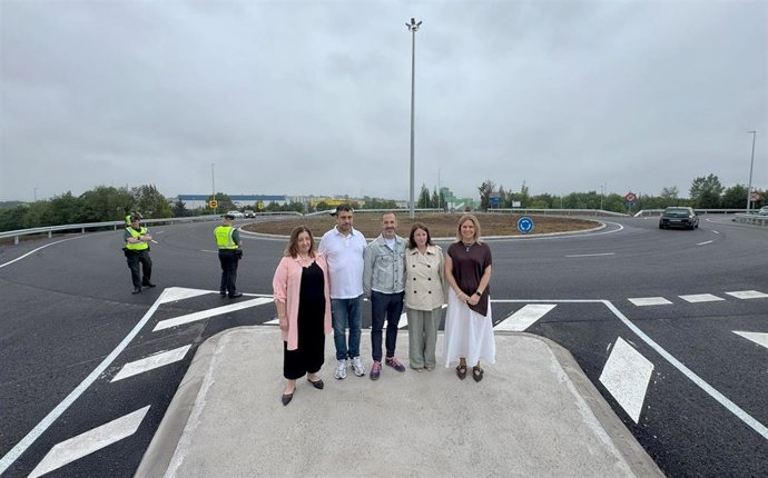 El alcalde  de Siero, Ángel García, y la delegada del Gobierno en Asturias, Adriana Lastra, en la nueva glorieta de acceso a Parque Principado