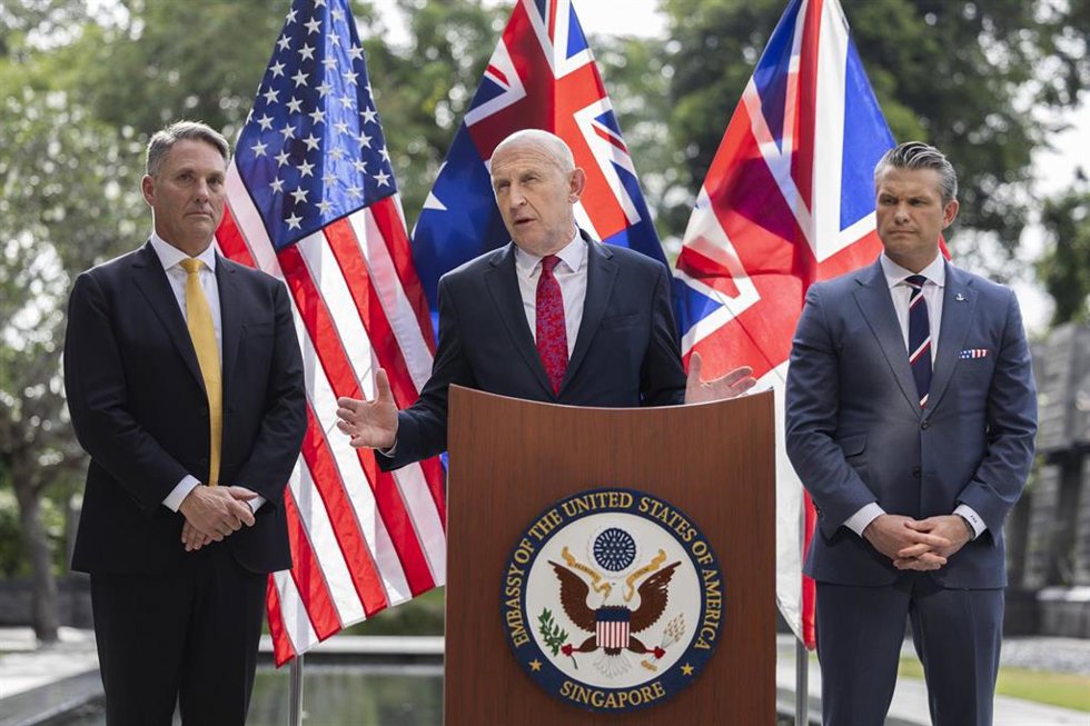 De izquierda a derecha, el ministro de Defensa australiano, Richard Marles; el ministro de Defensa británico, John Healey, y el secretario de Defensa de EEUU, Pete Hegseth, durante la actualización en Singapur del AUKUS