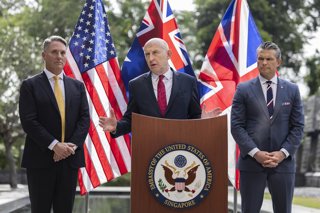 De izquierda a derecha, el ministro de Defensa australiano, Richard Marles; el ministro de Defensa británico, John Healey, y el secretario de Defensa de EEUU, Pete Hegseth, durante la actualización en Singapur del AUKUS