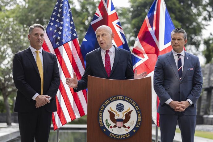 De izquierda a derecha, el ministro de Defensa australiano, Richard Marles; el ministro de Defensa británico, John Healey, y el secretario de Defensa de EEUU, Pete Hegseth, durante la actualización en Singapur del AUKUS