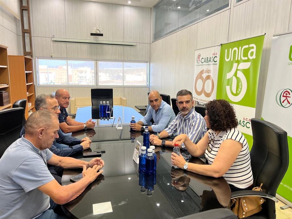El consejero en funciones de Agricultura, Pesca, Agua y Desarrollo Rural, Ramón Fernández-Pacheco, visita en Balanegra (Almería) las instalaciones de Cabasc S.Coop. And.