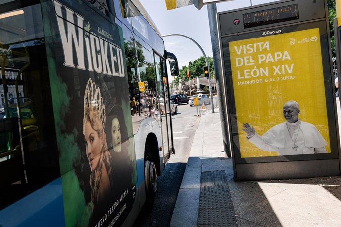Cartel publicitario de la visita del Papa, en la plaza de Cibeles, a 28 de mayo de 2026, en Madrid (España). 