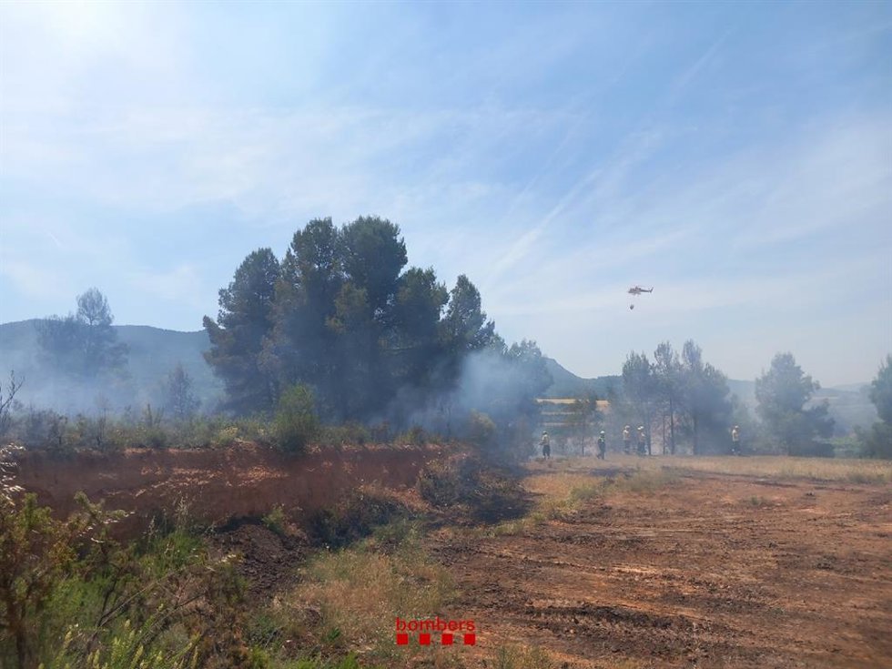 Bombers trabajando en el incendio.
