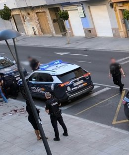 Imagen de agentes de Policía Nacional interviniendo en un altercado en Almería capital.
