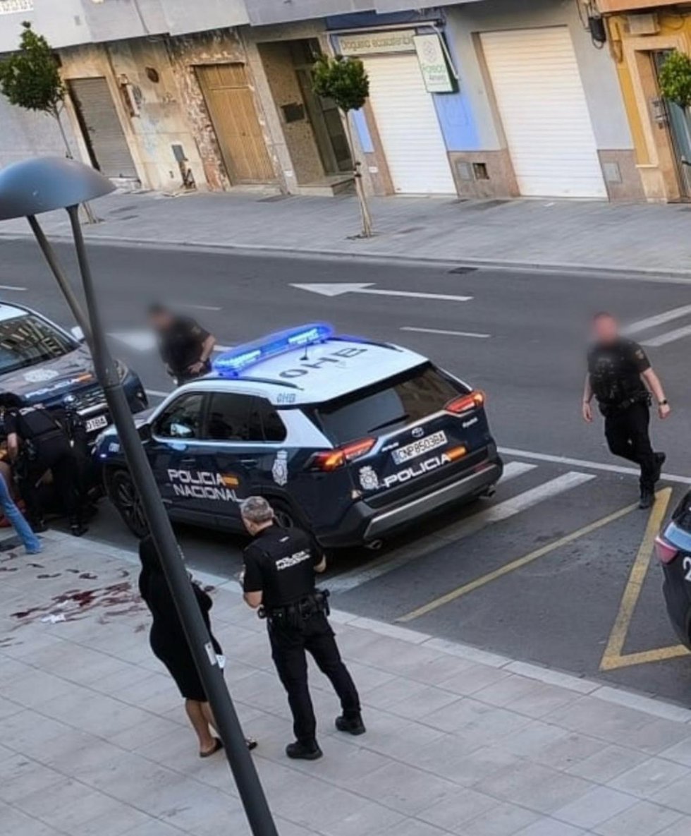 Imagen de agentes de Policía Nacional interviniendo en un altercado en Almería capital.