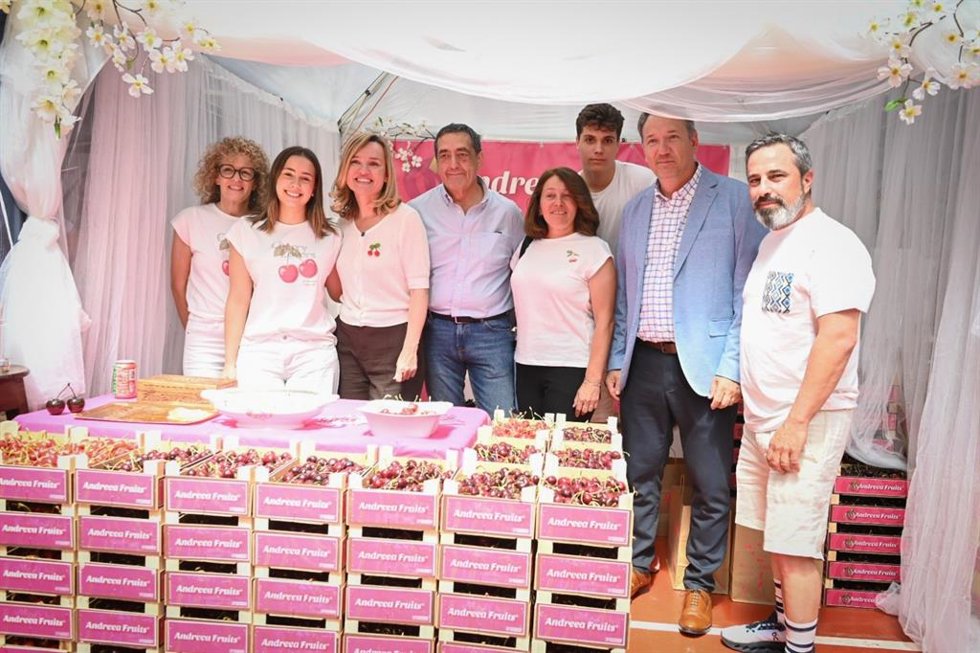 PIlar Alegría este sábado durante su visita a la Feria de la Cereza y Ajo Tierno de Ricla.
