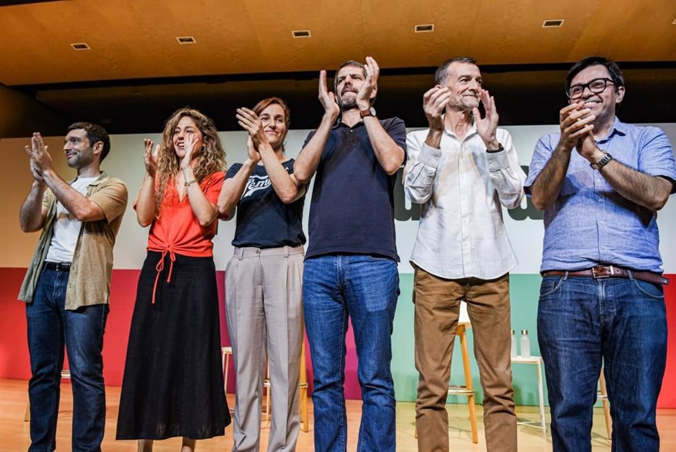 El ministro de Cultura, Ernest Urtasun, durante el acto organizado por los Comuns, Sumar, IU y Más Madrid en Barcelona.