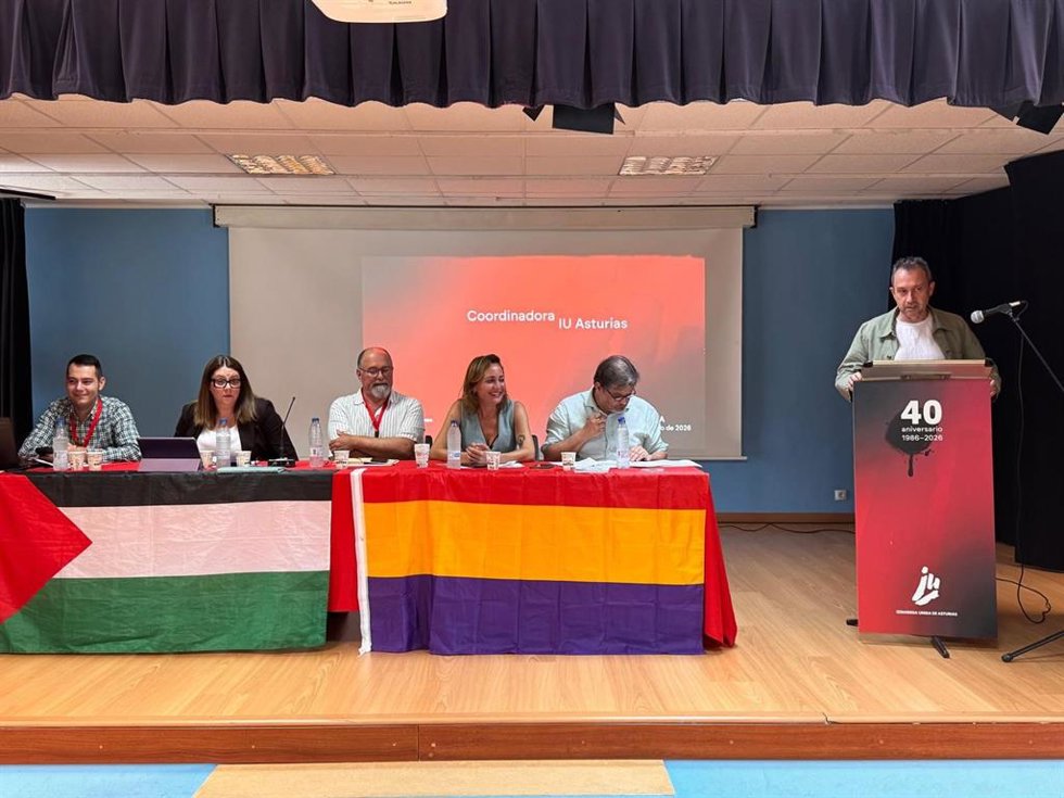 El coordinador general de IU Asturias, Ovidio Zapico, interviene en la reunión monográfica de la Coordinadora de IU Asturias, en Corvera.