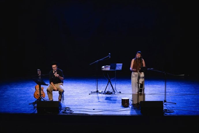 Los actores y músicos Pau Pascual y Maria Adrover en la representación de 'L'amor, la set' en la 19ª edición de Litterarum.