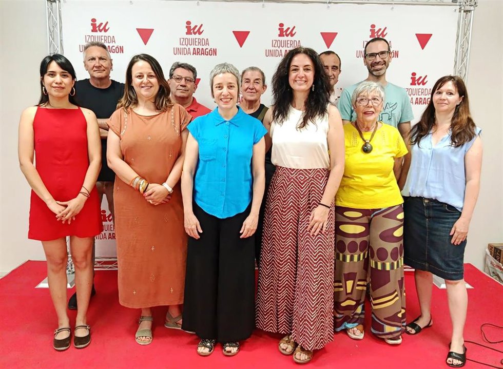 Carlota Vicente, en el centro y de azul, flanqueada por la coordinadora general de Izquierda Unida en Aragón, Marta Abengochea, y la concejal de ZeC Elena Tomás.