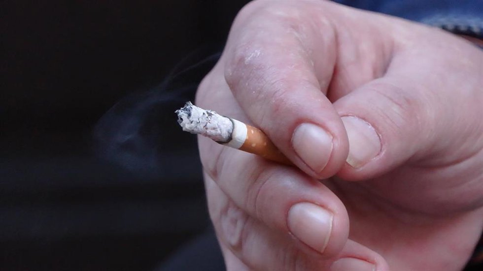 Archivo - Hombre con un cigarro de tabaco.