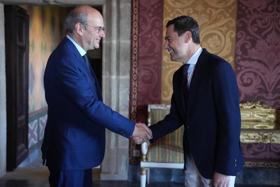 El presidente de la Junta de Andalucía en funciones, Juanma Moreno, junto al viceprimer ministro de Grecia, Kostis Hatzidakis.