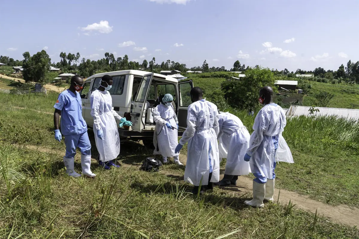 Trabajadores médicos trasladan en Bunia (Ituri) a una víctima del brote de ébola en RDC