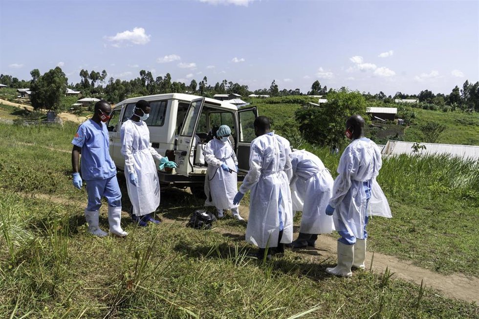Trabajadores médicos trasladan en Bunia (Ituri) a una víctima del brote de ébola en RDC