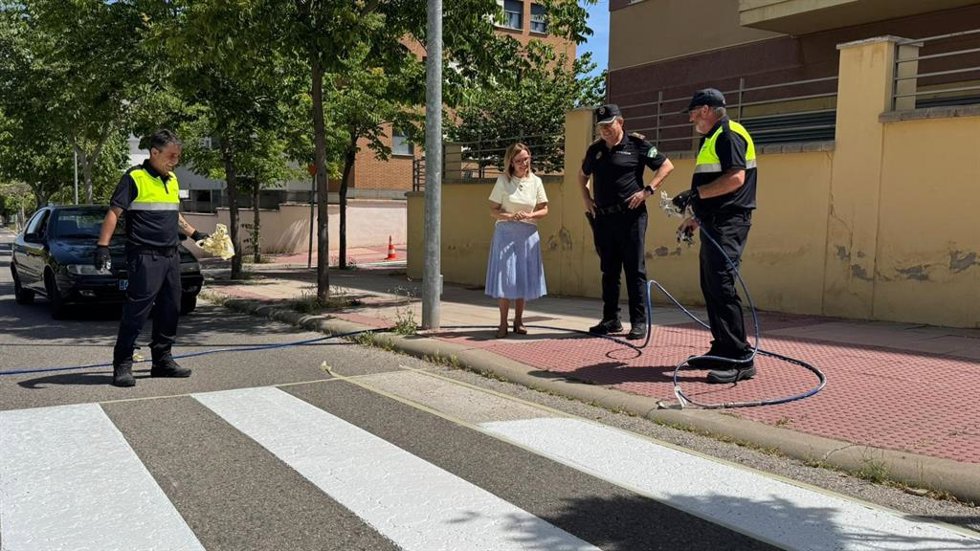 Imagen del repintado de pasos de peatones en Jaén.