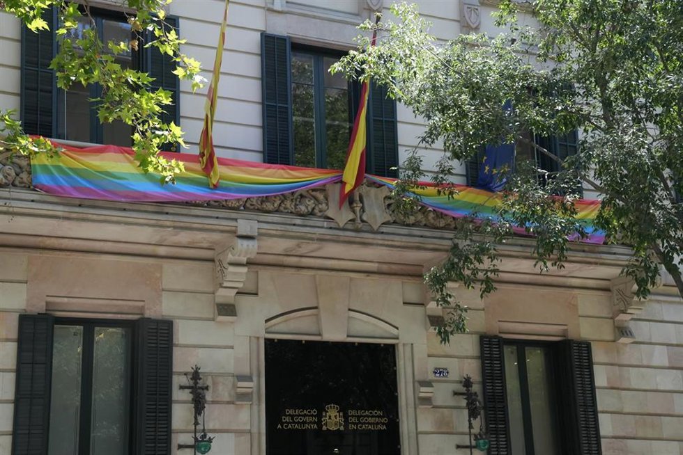 Archivo - La bandera LGTBIQ+ cuelga en el balcón de la Delegación del Gobierno en Catalunya, a 27 de junio de 2025, en Barcelona, Cataluña (España).