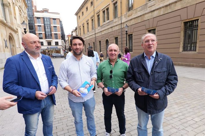 Los diputados del PP de Asturias José Agustín Cuervas-Mons y Andrés Ruiz en Gijón