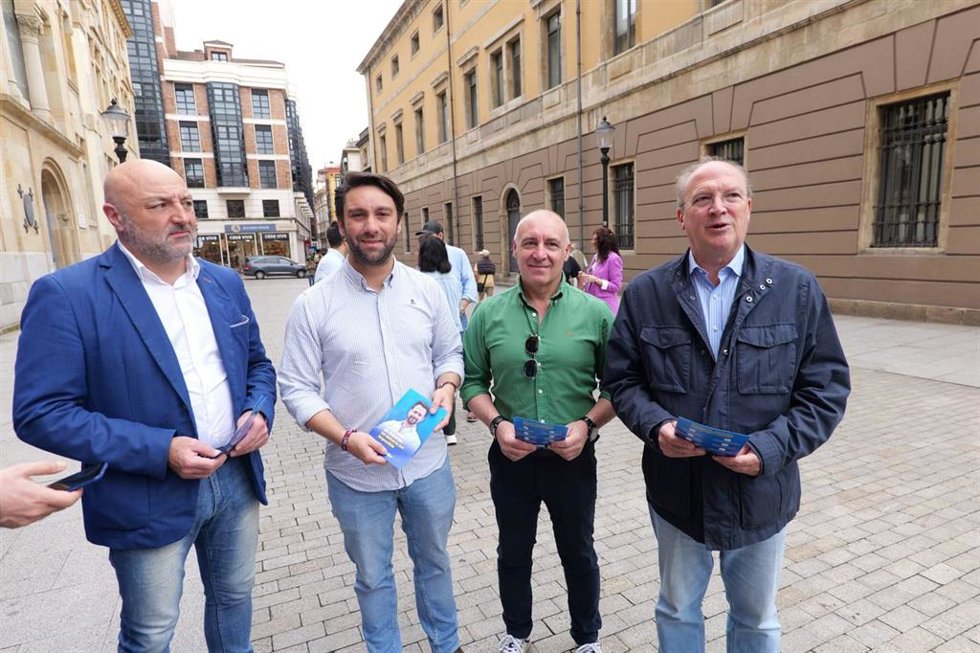 Los diputados del PP de Asturias José Agustín Cuervas-Mons y Andrés Ruiz en Gijón