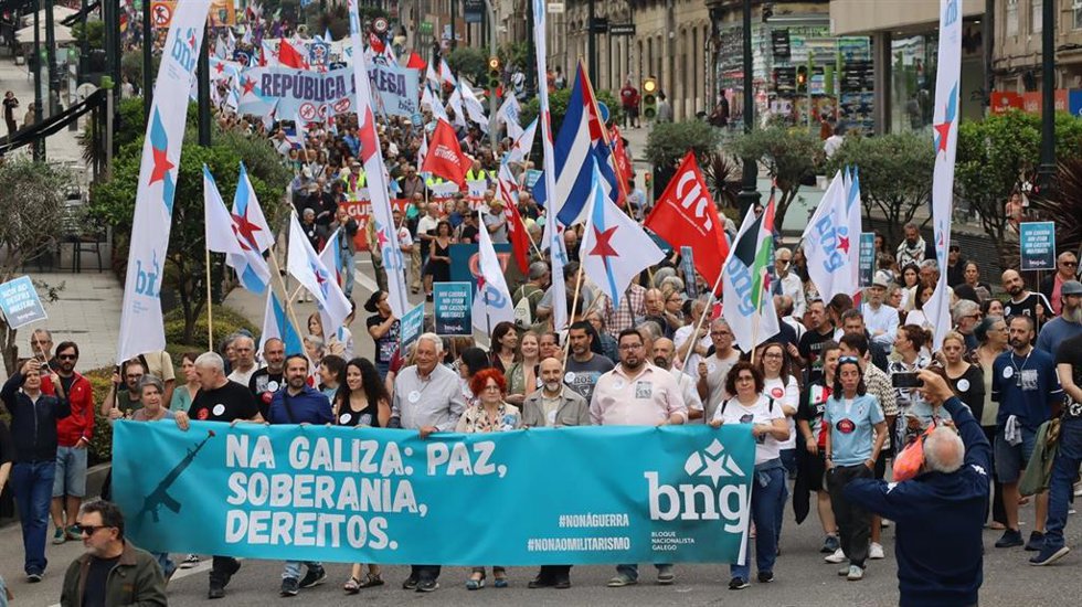 El BNG participa en la manifestación en rechazo al desfile por el Día de las Fuerzas Armadas, celebrada en Vigo a la misma hora, a 30 de mayo de 2026.