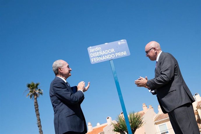 El alcalde de Málaga en la inauguración del jardín dedicado a Fernando Prini Betés.