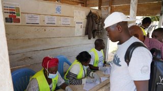 (Foto de ARCHIVO)  Acciones de prevención del ébola por parte de World Vision.    REMITIDA / HANDOUT por CAROLE ST. LAURENT  Fotografía remitida a medios de comunicación exclusivamente para ilustrar la noticia a la que hace referencia la imagen, y