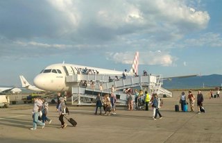 Imagen de un avión en el Aeropuerto de Castellón.