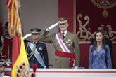 Foto: Miles de personas acuden al desfile por el Día de las Fuerzas Armadas: Cae la bandera y cancelada la parte aérea