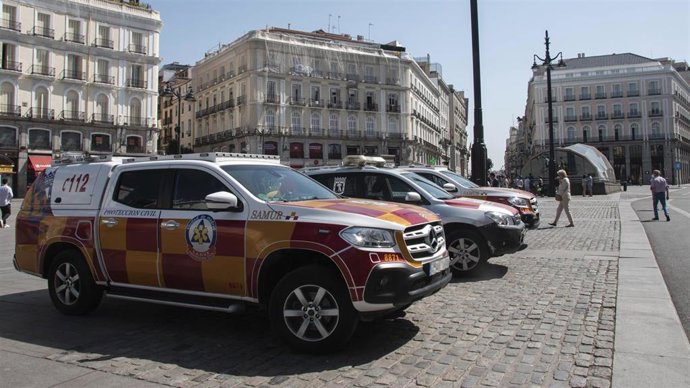 Archivo - Varios vehículos de Samur Protección Civil, en la Puerta del Sol, a 12 de agosto de 2021, en Madrid (España). 