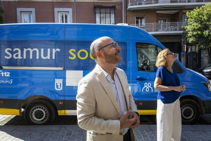 El delegado de Políticas Sociales, Familia e Igualdad del Ayuntamiento de Madrid, José Fernández, en la Central del Samur Social.