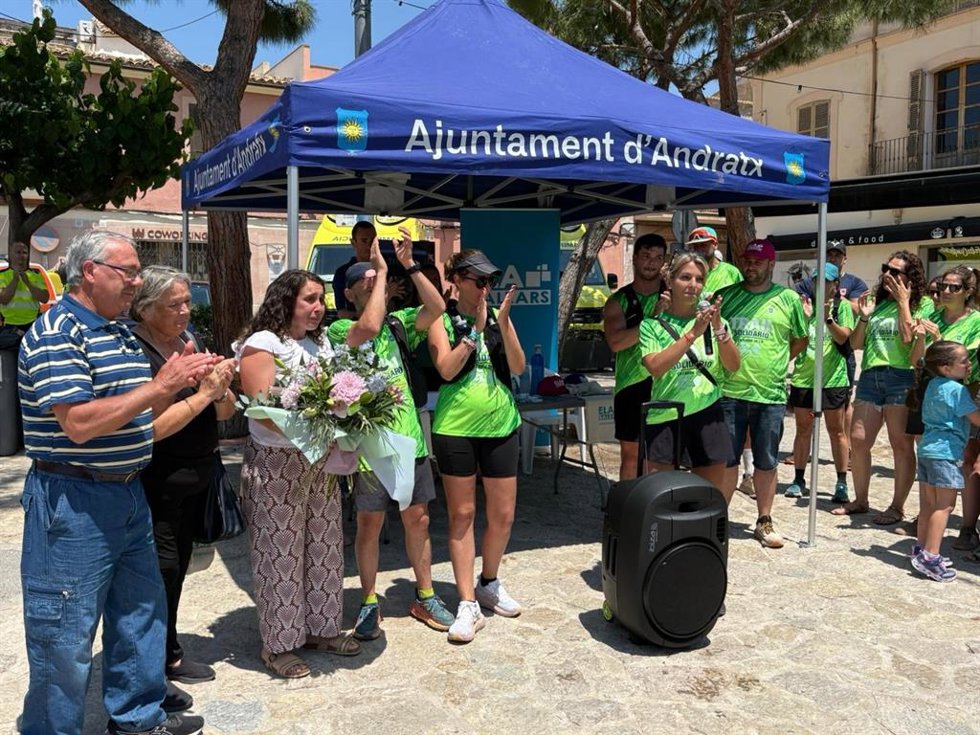 Familiares de David Villanueva reciben un ramo de flores como homenaje al acabar el Trail Solidario en beneficio de ELA Balears.