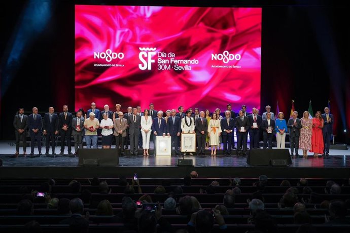 El alcalde de Sevilla, José Luis Sanz, en el acto de entrega de los honores y distinciones de la ciudad de Sevilla por el Día de San Fernando.