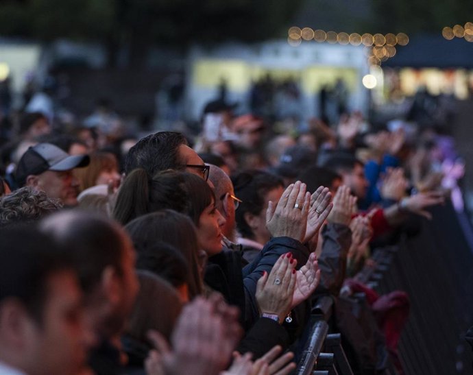 Archivo - Espectadores de un concierto.