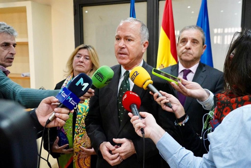 El vicepresidente primero de la Ciudad Autónoma de Melilla y secretario general del PP regional, Miguel Marín, atendiendo a los medios.