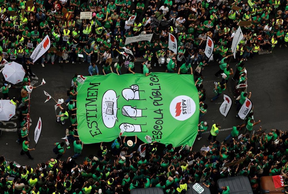 Una imagen de la masiva manifestación de profesores en València cierra la primera semana de huelga indefinida en la Comunitat Valenciana