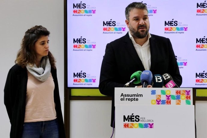 Archivo - El coordinador de MÉS per Mallorca, Lluís Apesteguia, y la diputada Maria Ramón.
