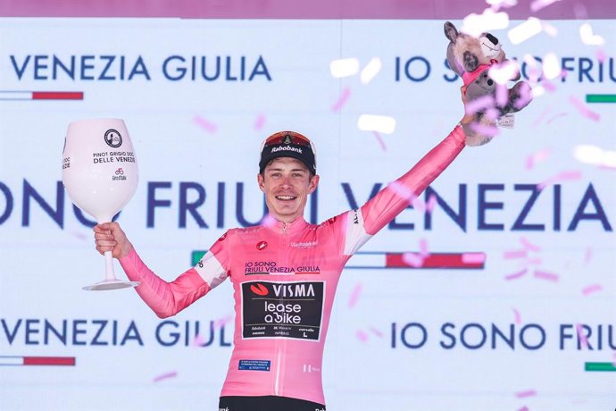 24 de maio de 2026, Itália, Milão: O ciclista dinamarquês Jonas Vingegaard (C), da equipe Visma | Lease A Bike, comemora no pódio após vencer a 15ª etapa do Giro d'Italia 2026, uma prova de 157 km entre Voghera e Milão. Foto: Fabrizio Carabelli/SOPA Image