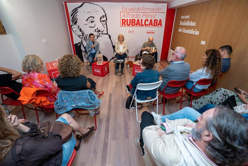 El PSOE de Cantabria presenta un libro de los discursos parlamentarios de Rubalcaba