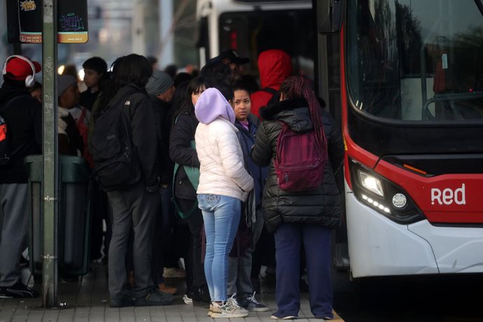 Santiago 19 de agosto 2025. Aglomeracion de personas en paraderos tras el paro que afecta al sistema RED en las comunas de Las Condes, Lo Barnechea, La Reina, Quilicura, Pudahuel y Maipu Javier Salvo/Aton Chile