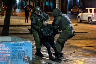 Santiago, 28 de mayo de 2026.  Carabineros realiza copamiento en estaciones de Metro desde estacion Toesca a Hospital el Pino y patrullajes preventivos en paradero de buses y controles de identidad en las estaciones de metro Santa Rosa y Biobio.  Diego