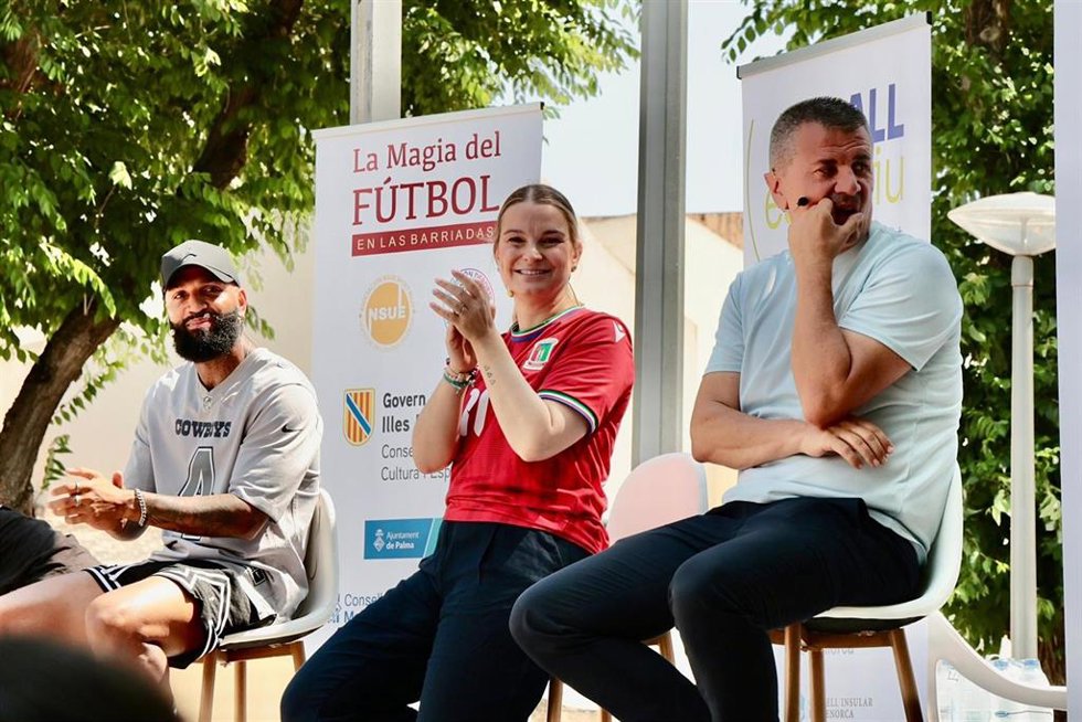 El futbolista Emilio Nsue y la presidenta del Govern, Marga Prohens, en la jornada 'La magia del fútbol en las barriadas'.