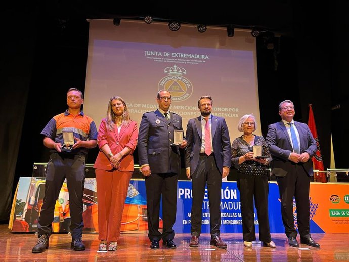El vicepresidente y consejero de Presidencia, Coordinación de la Acción de Gobierno, Interior y Emergencias de la Junta de Extremadura, Abel Bautista (en el centro), participa en el Día de la Protección Civil de Extremadura, celebrado en Fuentes de León.