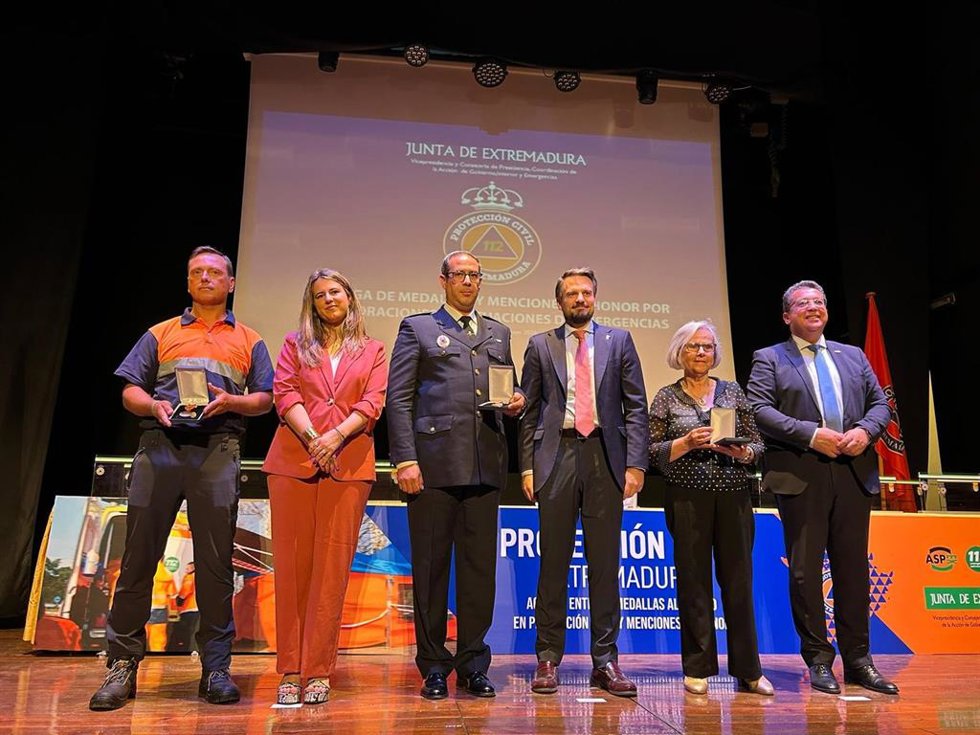 El vicepresidente y consejero de Presidencia, Coordinación de la Acción de Gobierno, Interior y Emergencias de la Junta de Extremadura, Abel Bautista (en el centro), participa en el Día de la Protección Civil de Extremadura, celebrado en Fuentes de León.
