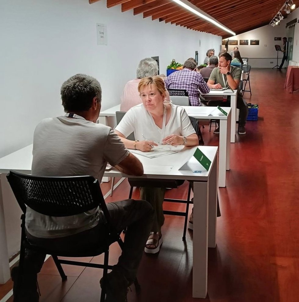 Encuentro de productores locales y empresas de cáterin en Inca para aumentar la presencia de producto local en los comedores escolares.