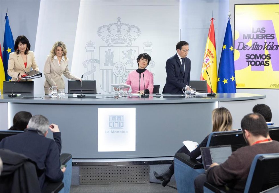 Archivo - Los ministros de Igualdad y Asunsos Exteriores, Ana Redondo y José Manuel Albares, en la rueda de prensa posterior al Consejo de Ministros junto con la vicepresidenta y ministra de Trabajo, Yolanda Díaz y la ministra de Inclusión y portavoz del