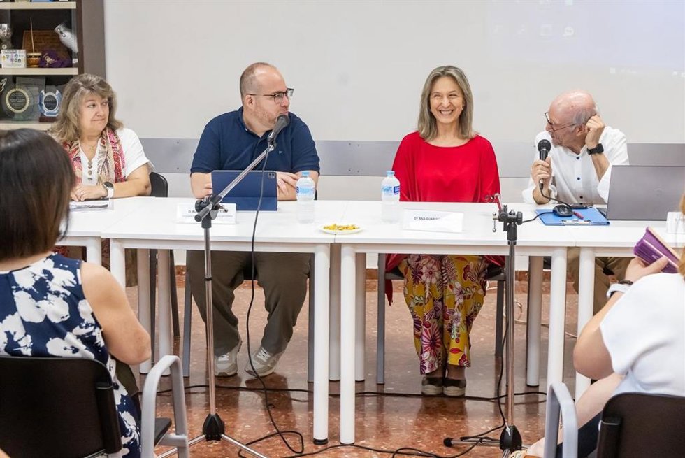La alcaldesa de Guadalajara, Ana Guarinos, en el Encuentro Vecinal organizado por las asociaciones vecinales de la ciudad.