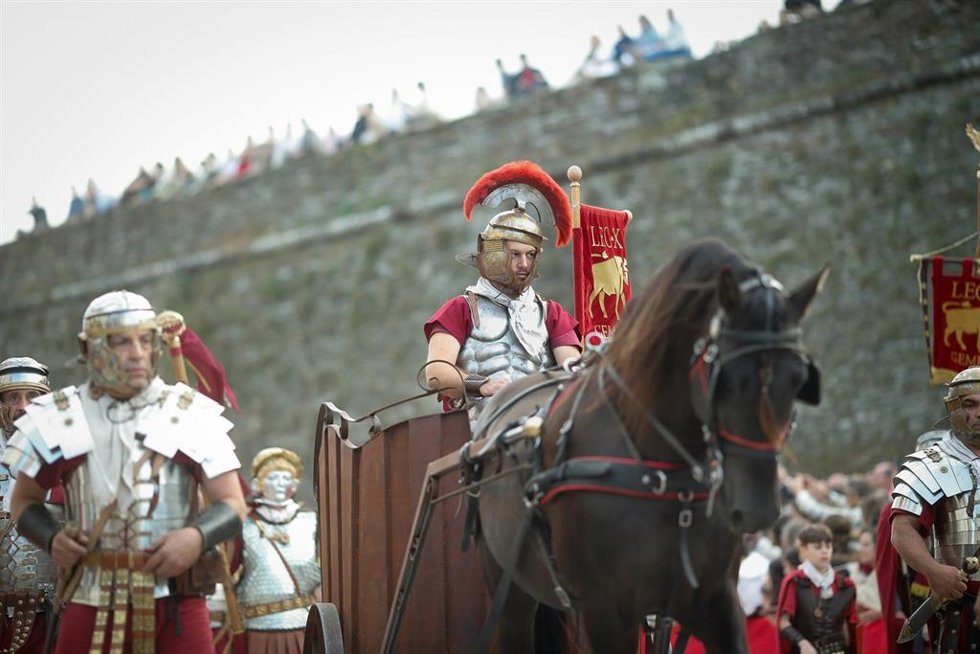 Archivo - Varias personas durante el desfile de Asociaciones del Arde Lucus 2025, a 14 de junio de 2025, en Lugo, Galicia (España). Este es uno de los actos más emblemáticos y multitudinarios de la fiesta de recreación histórica de Lugo. En el desfile par